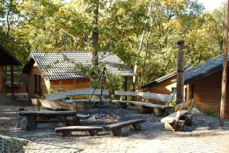 2023-01 waldjugendcamp Hütte Feuerstelle
